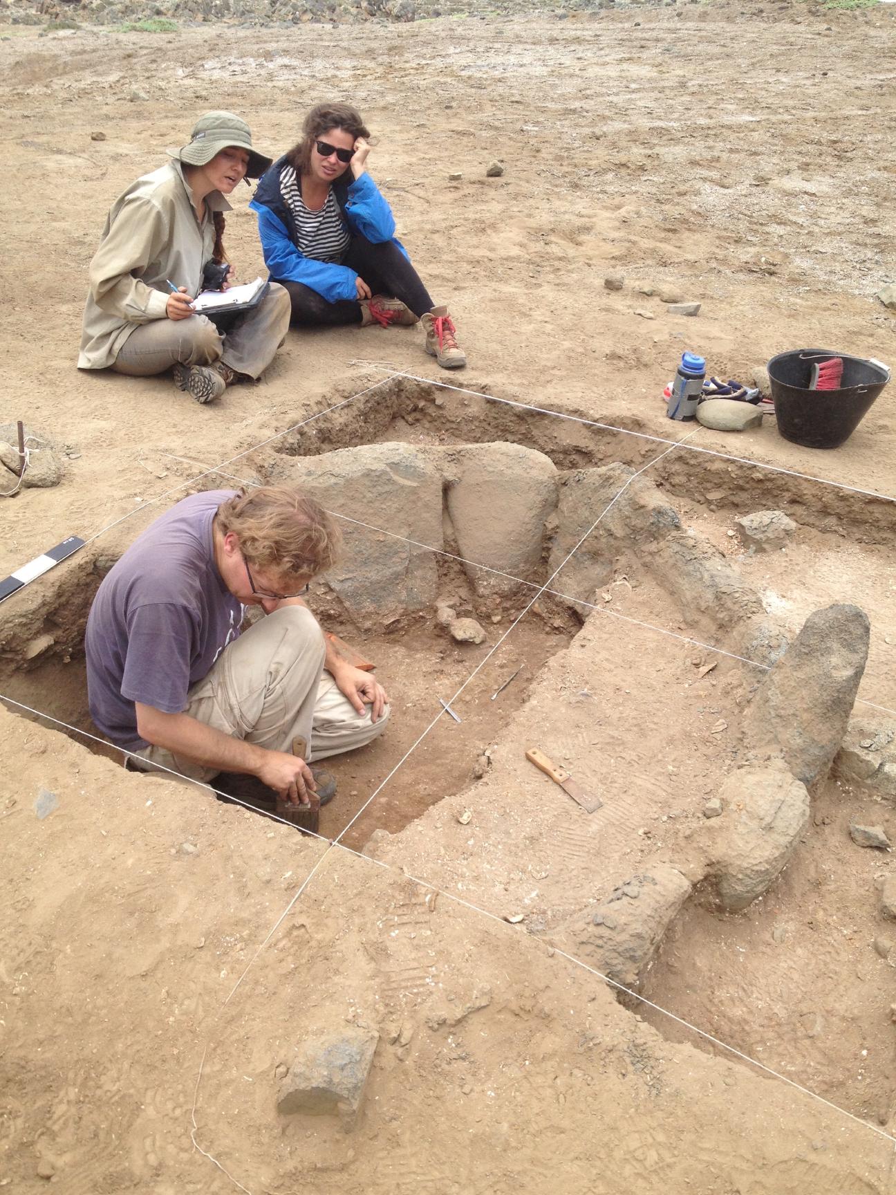 Diego Salazar trabajando en el sitio arqueológico Zapatero, Región de Antofagasta