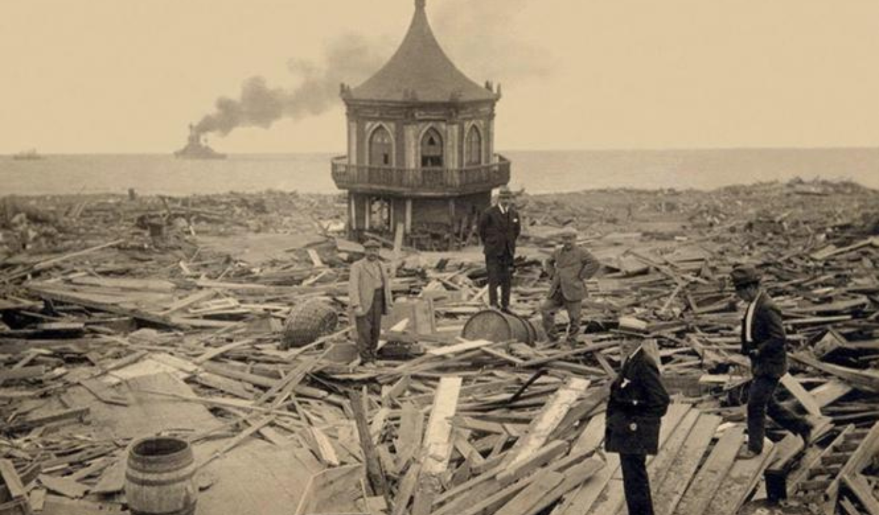 El 10 de noviembre de 1922, cerca de las 23:50 hrs, un fuerte terremoto de magnitud 8.5-8.6, seguido de un devastador tsunami que alcanzó olas de varios metros.