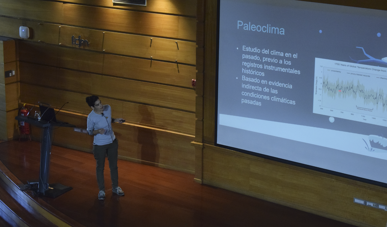 Valentina Flores, académica del DGL, destacó la necesidad de investigar sobre paleoclima para comprender la influencia de las actividades humanas en el contexto de cambio climático