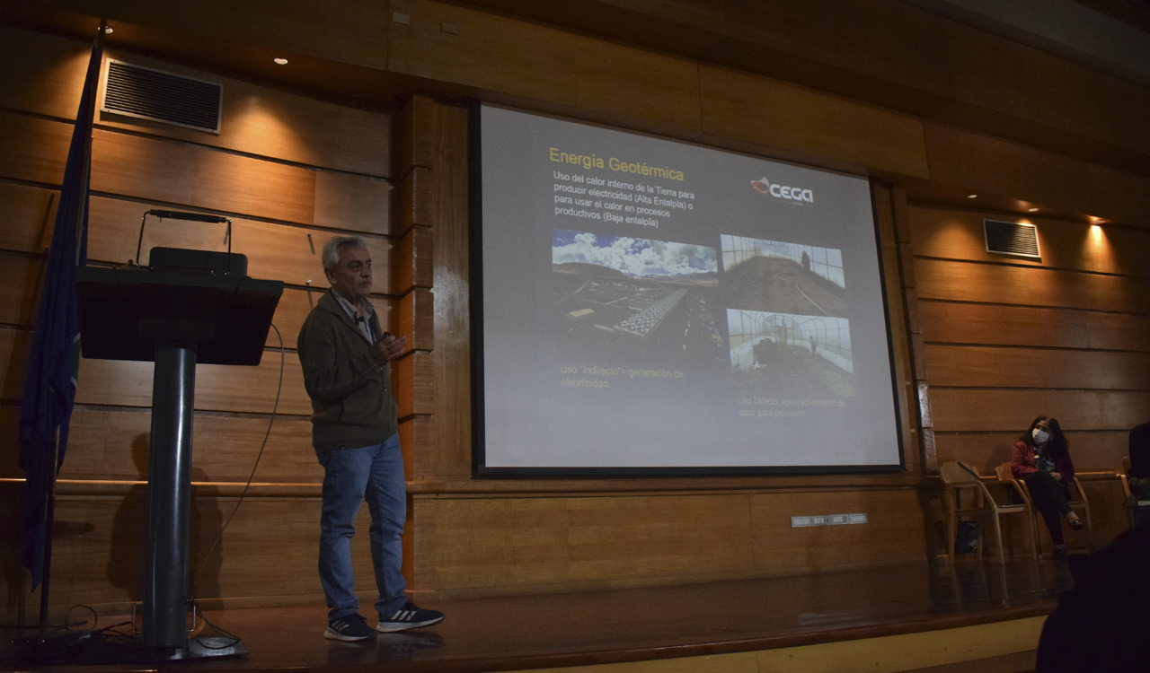 Diego Morata, académico del DGL y director de CEGA, habló sobre el desarrollo de la geotermia en Chile y el rol que debe jugar en el cambio de matriz energética