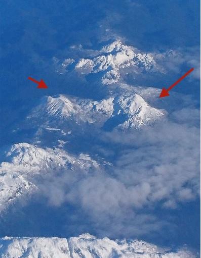 Fotografía aérea del Volcán Mate Grande tomada desde la ventana de un avión comercial en junio de 2018, donde a la izquierda se ve el cono más joven del volcán y a la derecha la caldera con parte de cono más antiguo. Foto: Gregory De Pascale.
