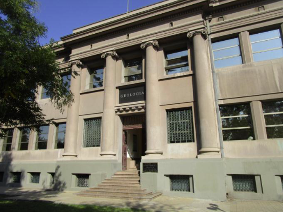 En los años '50, el edificio del Departamento de Geología era ocupado por la Escuela de Arquitectura U. de Chile. Geología ocupó esas dependencias a partir de 1959, cuando Arquitectura inauguró una sede en la comuna de Cerrillos.